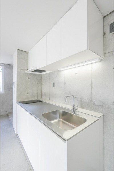 空間に溶け込むシンプルなキッチン