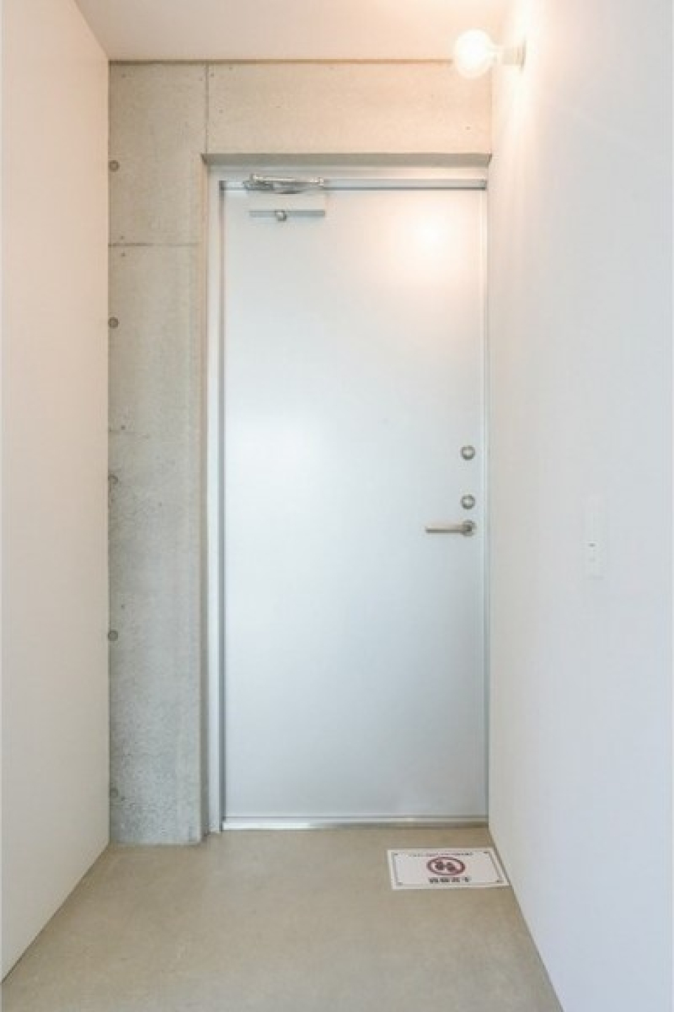 メタリックで小洒落た玄関