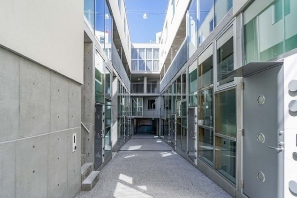 ガラスに反射した空が美しい