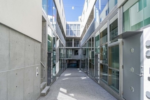 ガラスに反射した空が美しい