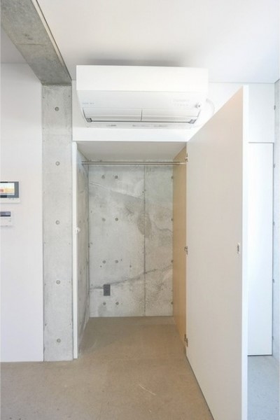 収納はお部屋の広さに対して小さめ。お気に入りのキャビネットを用意しましょう！