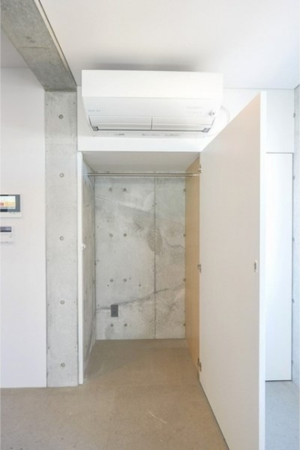 収納はお部屋の広さに対して小さめ。お気に入りのキャビネットを用意しましょう！