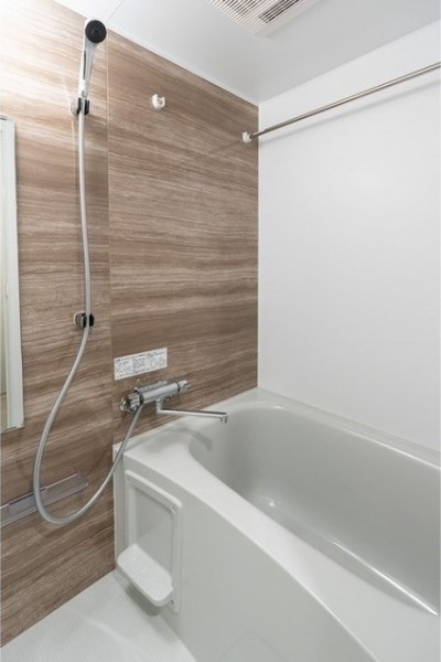 木目がきれいなバスルーム