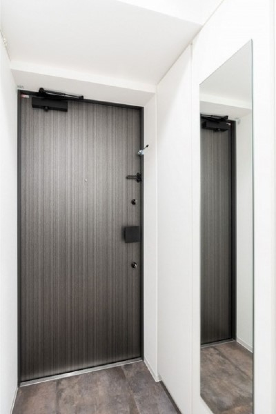 全身鏡でファッションチェック