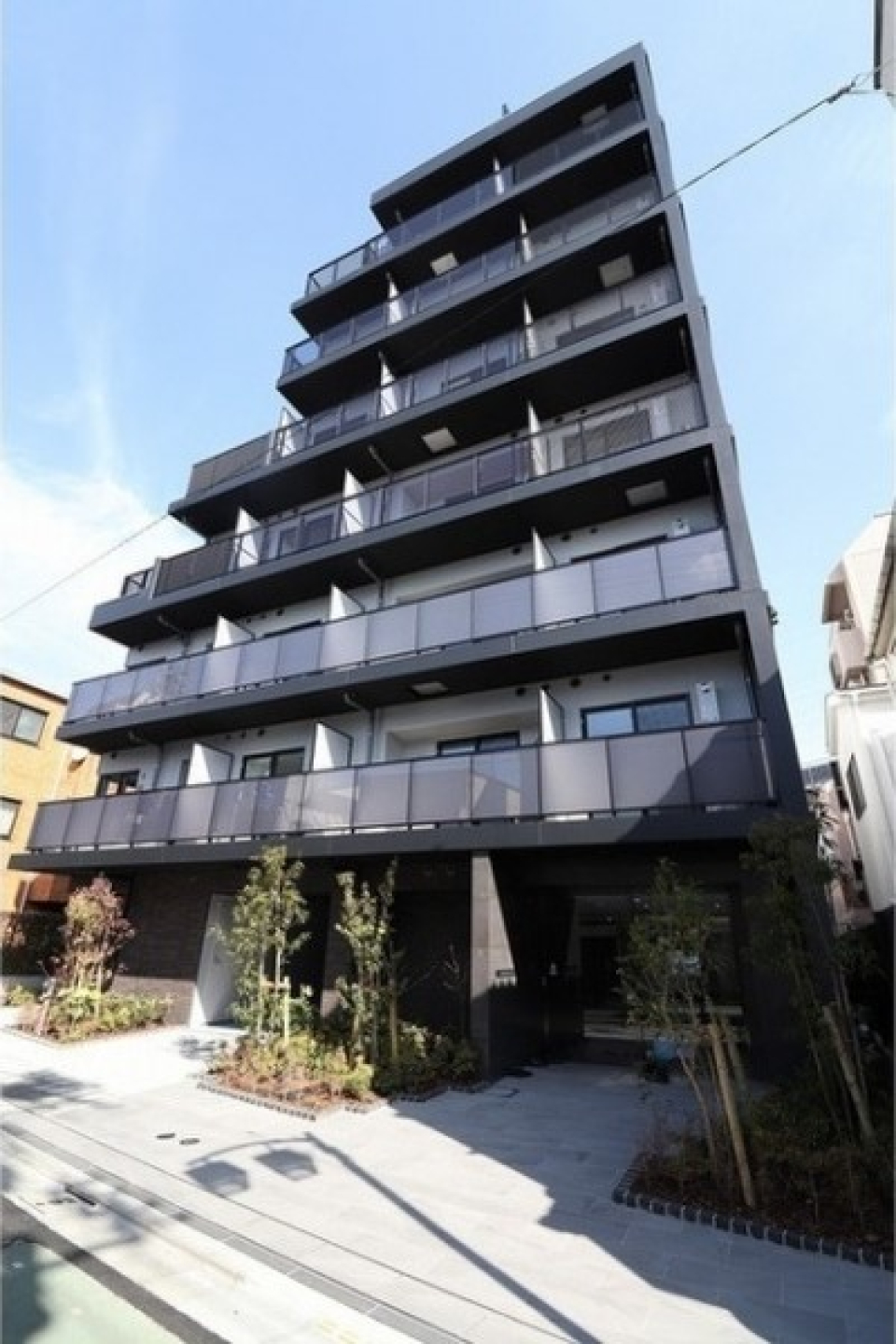 ブラックでかっこいい雰囲気の外観