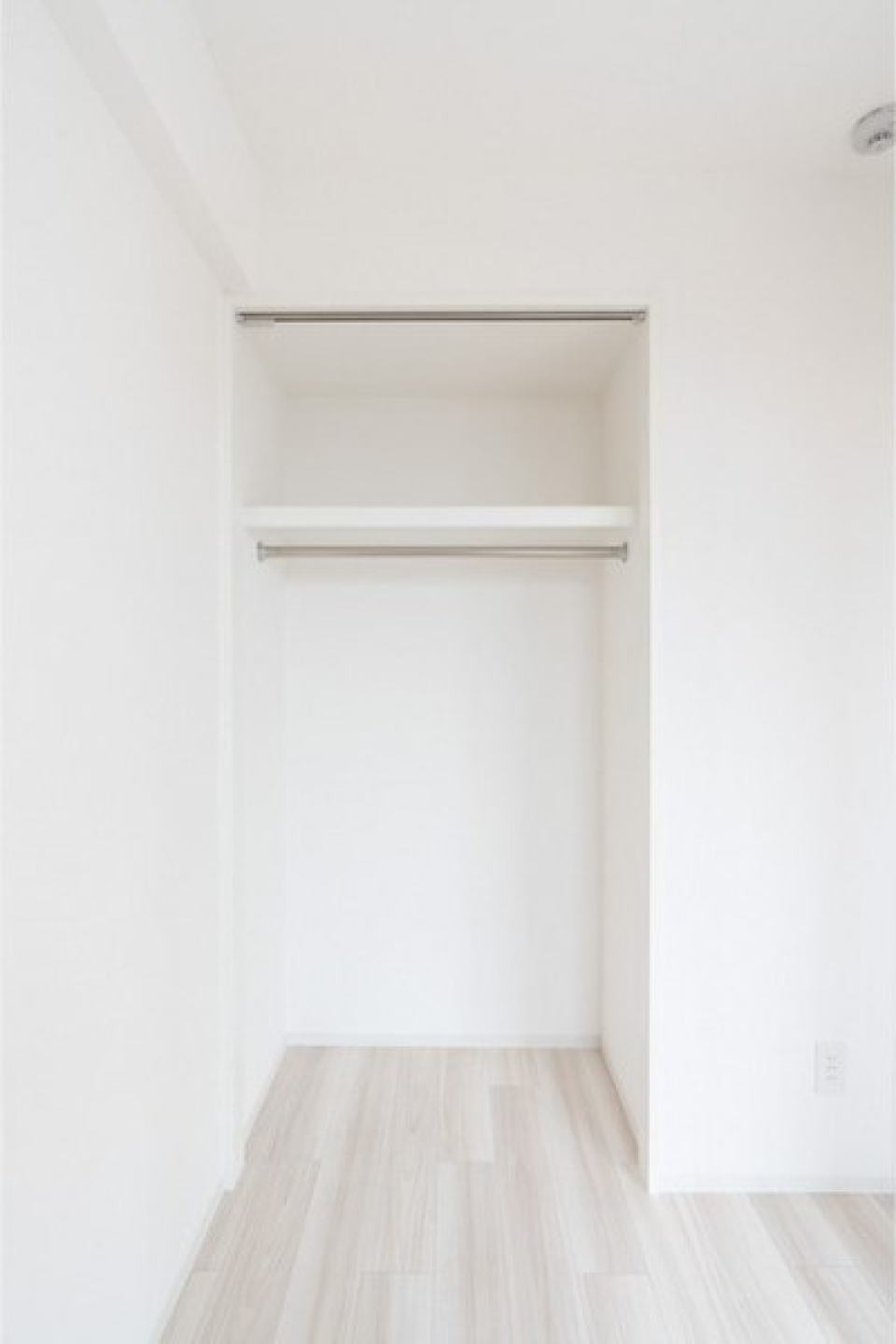 オープンクローゼットにはときめくお洋服を