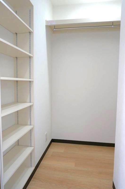 ウォークインクローゼットもあるんです♪