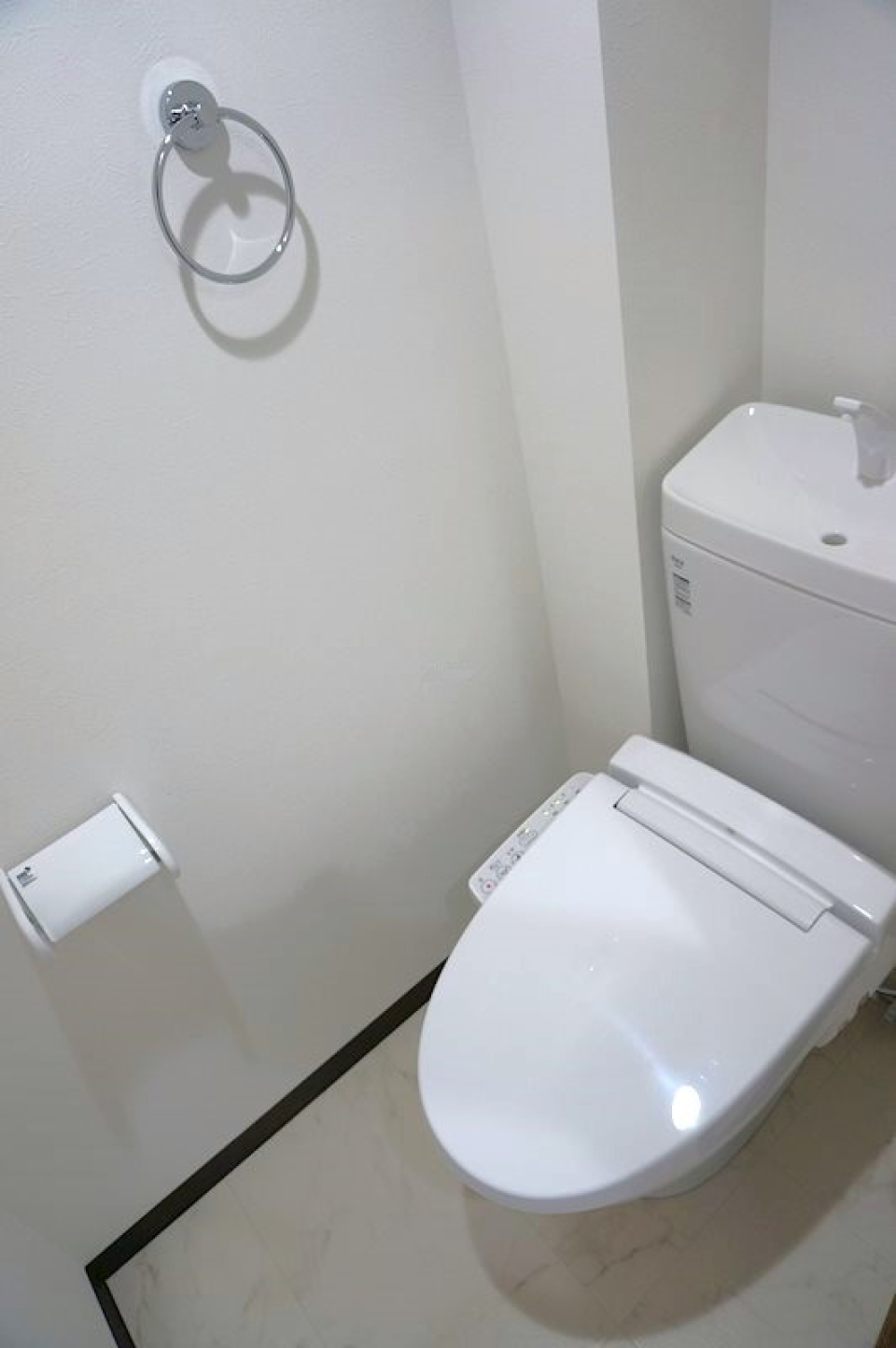 白を基調としたトイレで清潔感アップ