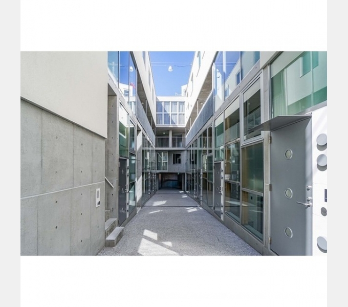 ガラスに反射した空が美しい