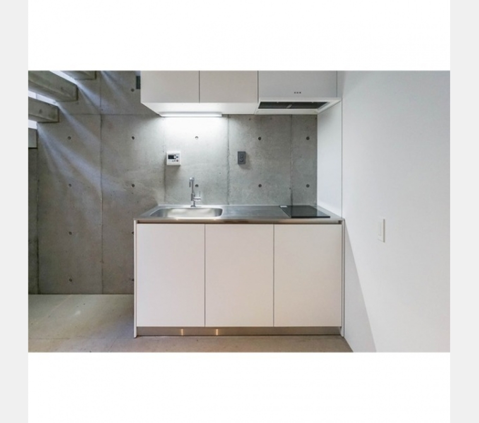 空間に溶け込むシンプルなキッチン