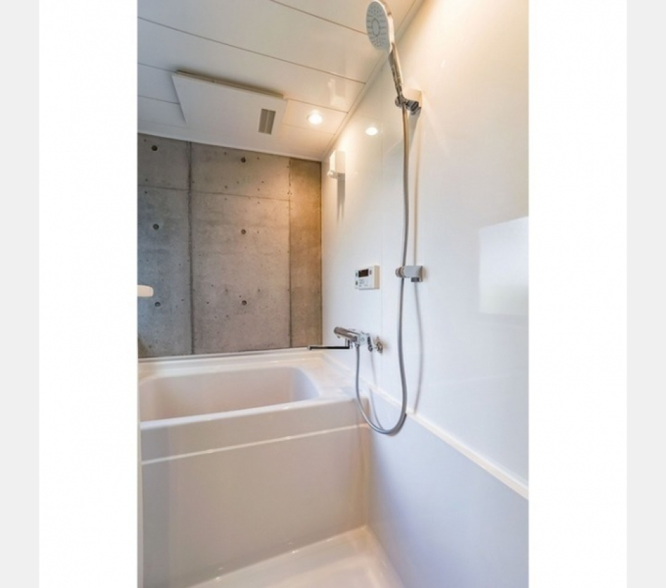 バスルームまでコンクリって珍しい…！