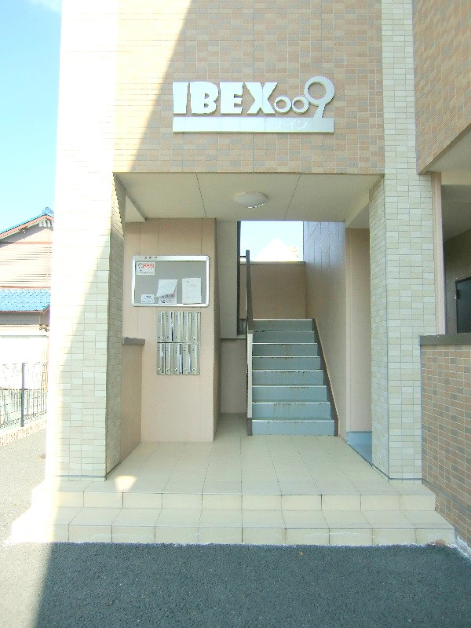 ロゴがかわいいエントランス