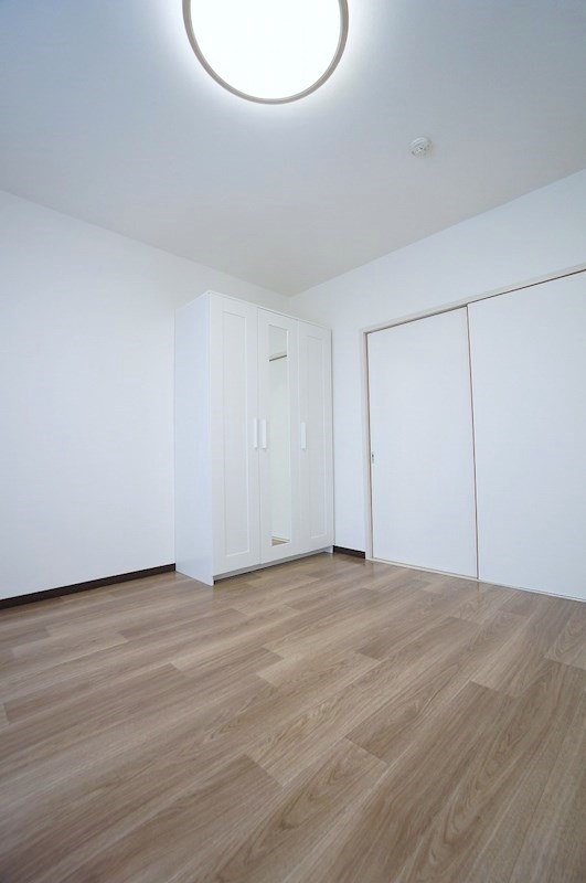 フローリングはダークブラウンの木目調です