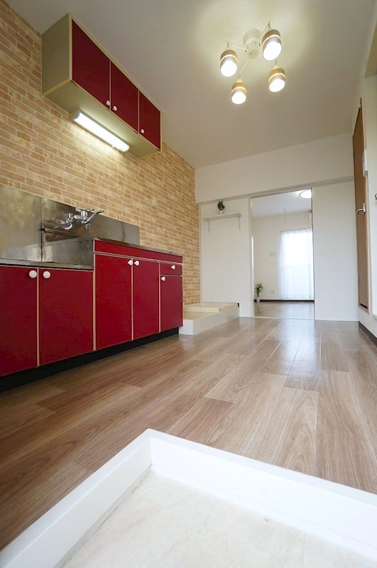 キッチンはスタイリッシュな赤色です