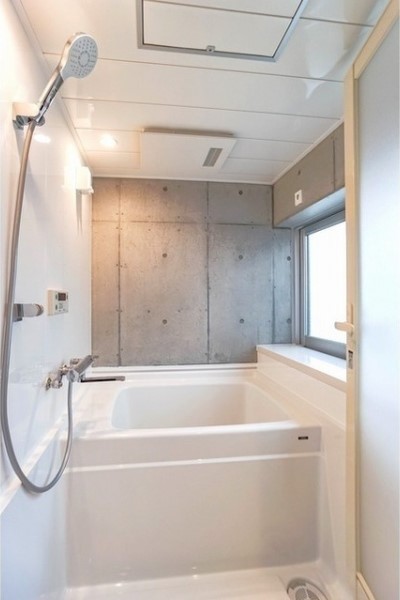 バスルームまでコンクリって珍しい&hellip;！