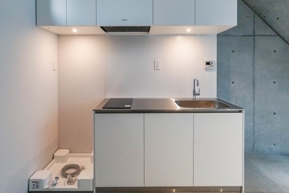 空間に溶け込むシンプルなキッチン