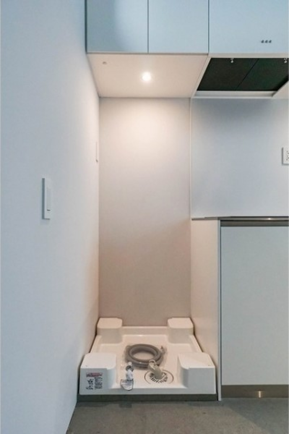 この空間に似合う角ばった洗濯機を探しましょう！