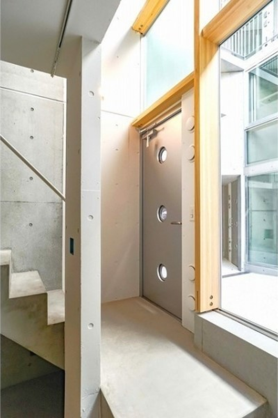 玄関はメタリックな感じがいいですね