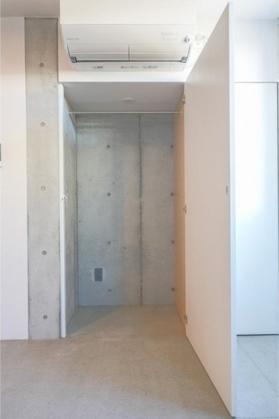 クローゼットはちょっと小さめなので、このお部屋に似合うキャビネットを用意しましょう