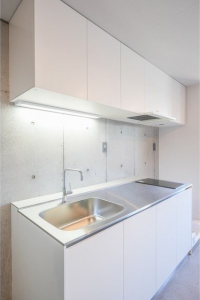 空間に溶け込むシンプルなキッチン