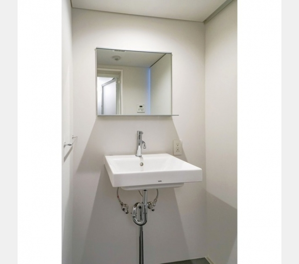 配管剝き出しの無機質な感じが良き