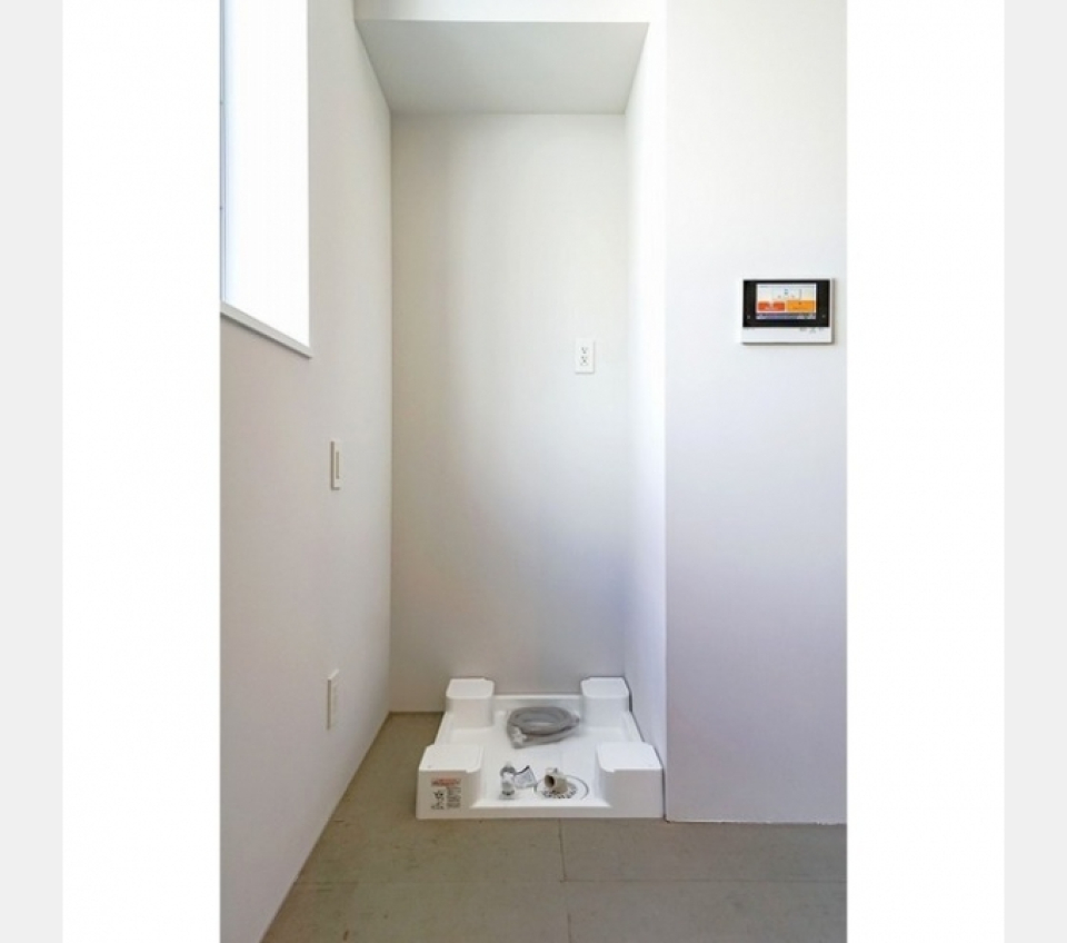 この空間に似合う角ばった洗濯機を探しましょう！