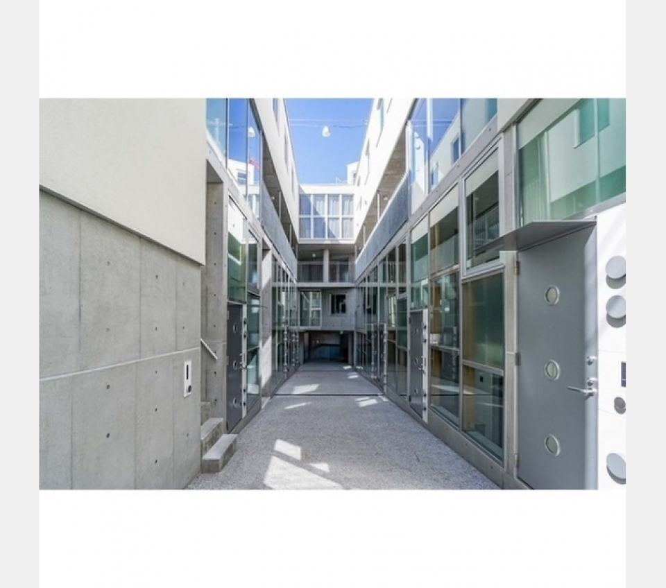 ガラスに反射した空が美しい