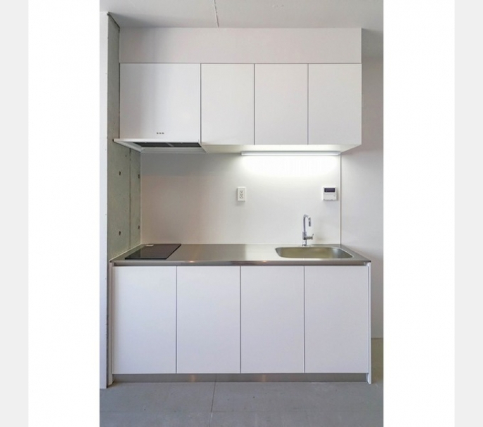 空間に溶け込むシンプルなキッチン