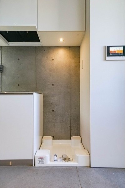 この空間に似合う角ばった洗濯機を探しましょう！