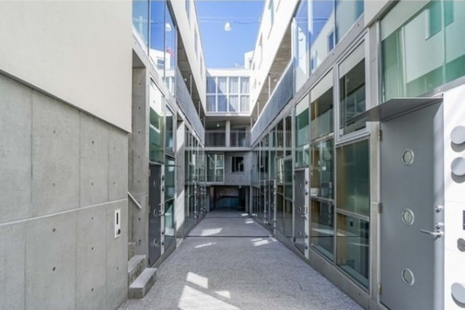 ガラスに反射した空が美しい