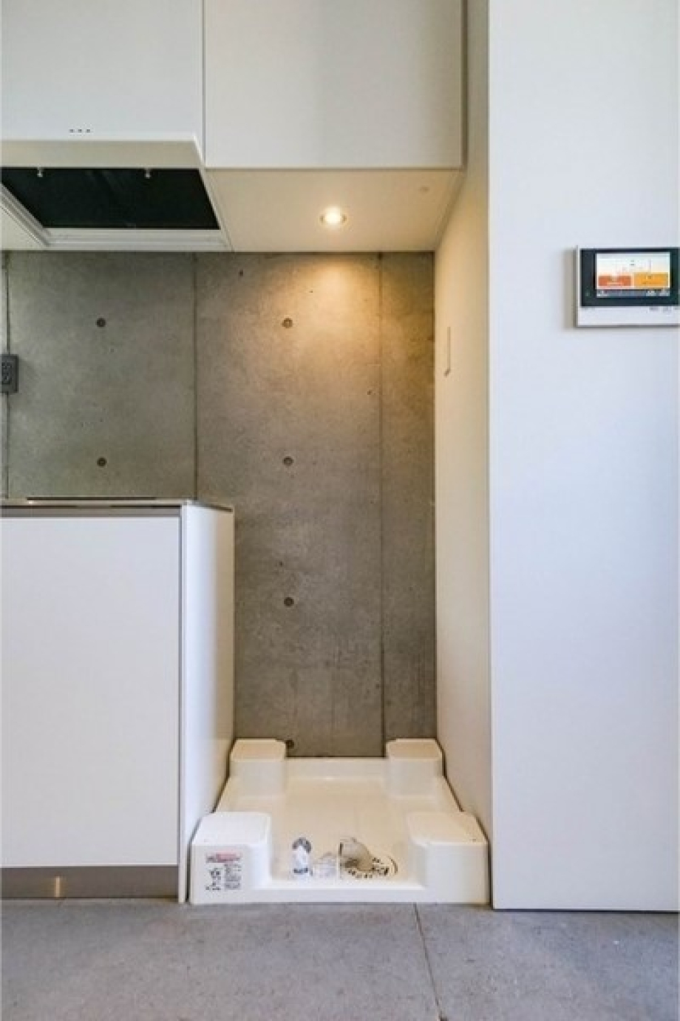 この空間に似合う角ばった洗濯機を探しましょう！