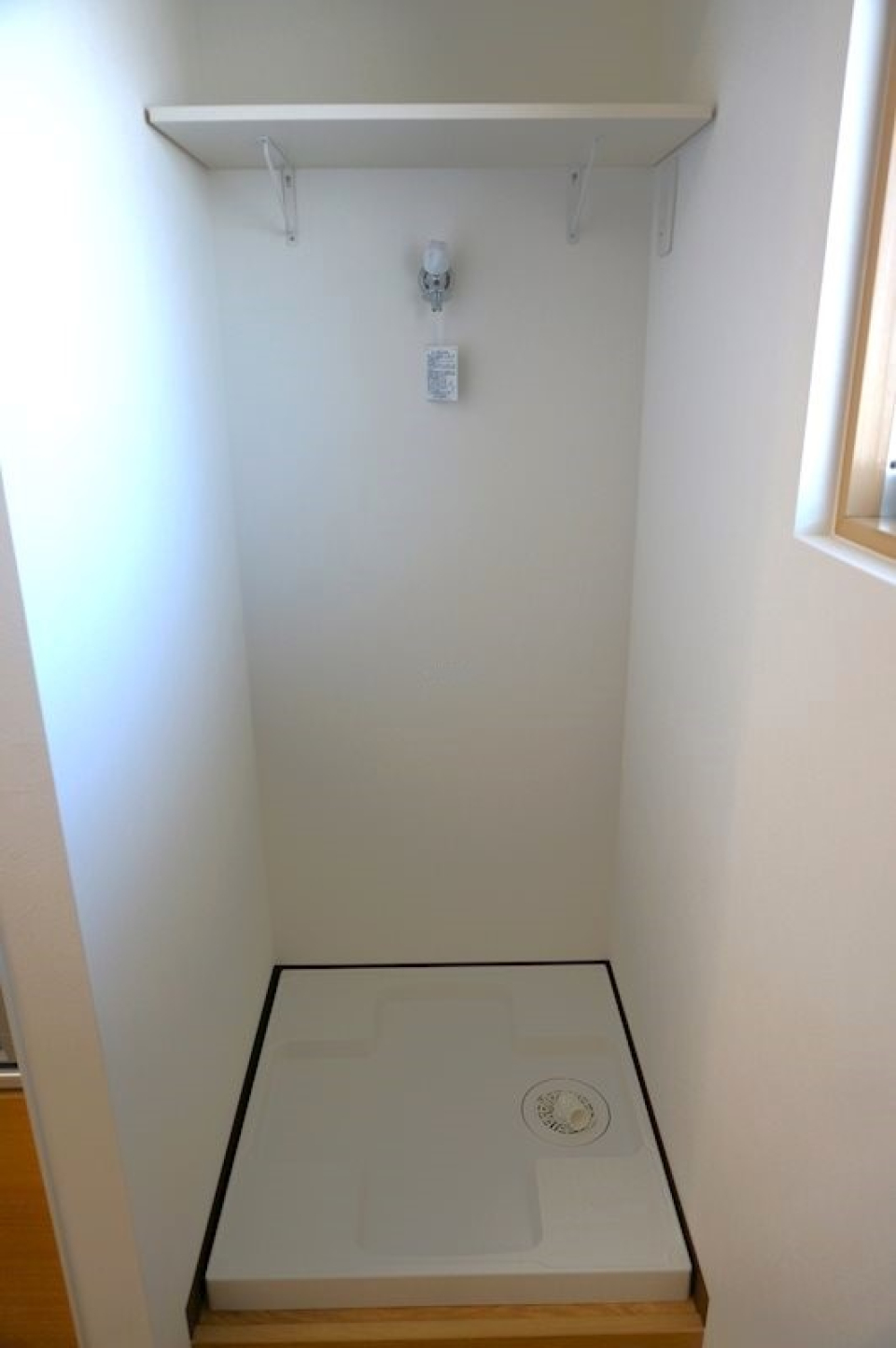 室内洗濯機置き場、収納棚も付いています