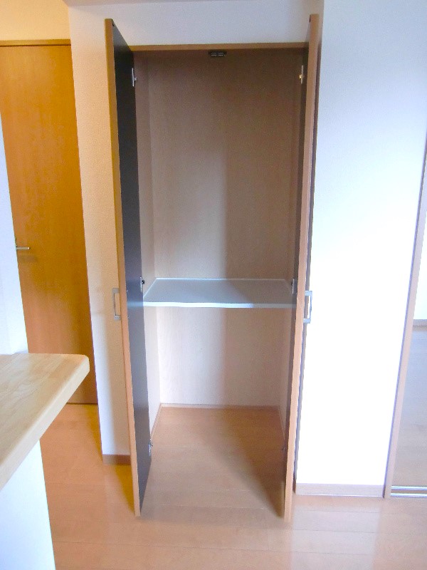 リビングルームにも収納スペースあります