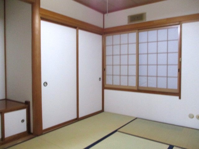 庭の見える1階和室は押入+収納つきです