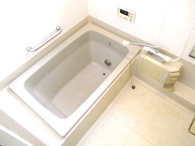 1階の浴室には窓も付いています