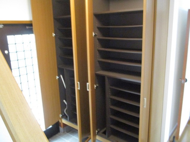 シューズボックスには靴をたくさん収納できそうです