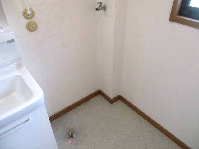 洗面所横を室内洗濯機置場として使っていただけます