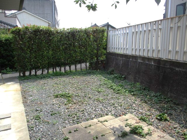 こちらの庭で夏場はプール遊びなどを楽しめそうです