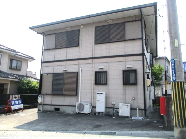 外観の様子。写真建物目の前に駐車していただけます