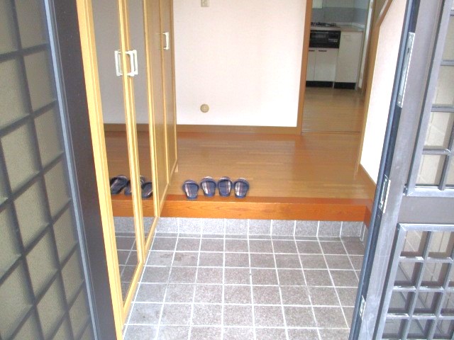 玄関の様子。左手にはシューズボックス
