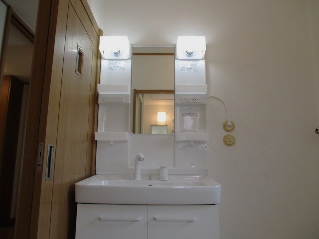 1階洗面所には嬉しい独立洗面台