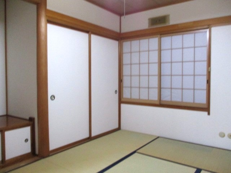 庭の見える1階和室は押入+収納つきです