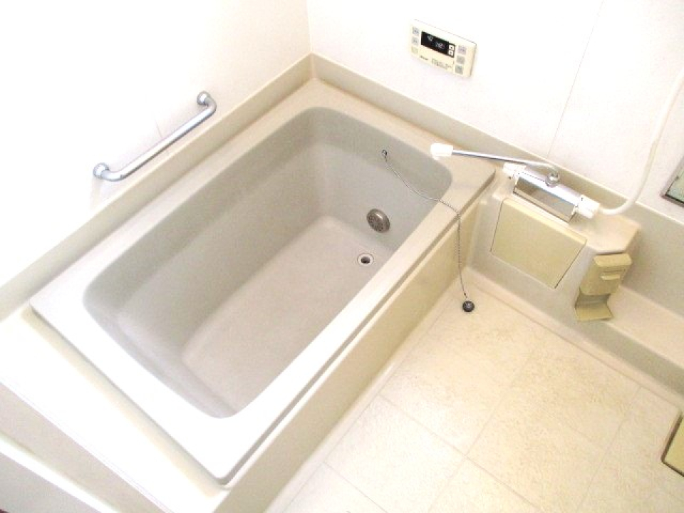 1階の浴室には窓も付いています