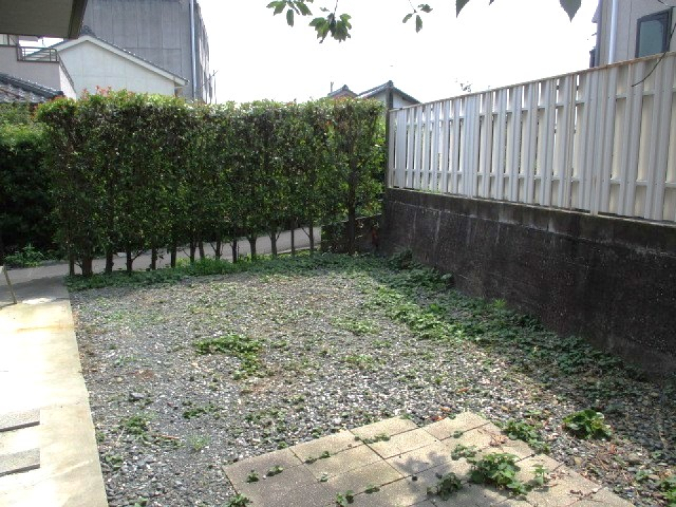 こちらの庭で夏場はプール遊びなどを楽しめそうです