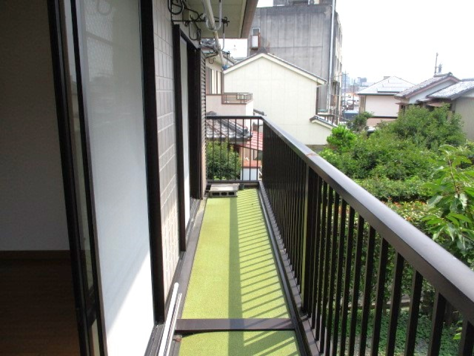 2階バルコニーの床面は自然を感じさせてくれる緑色