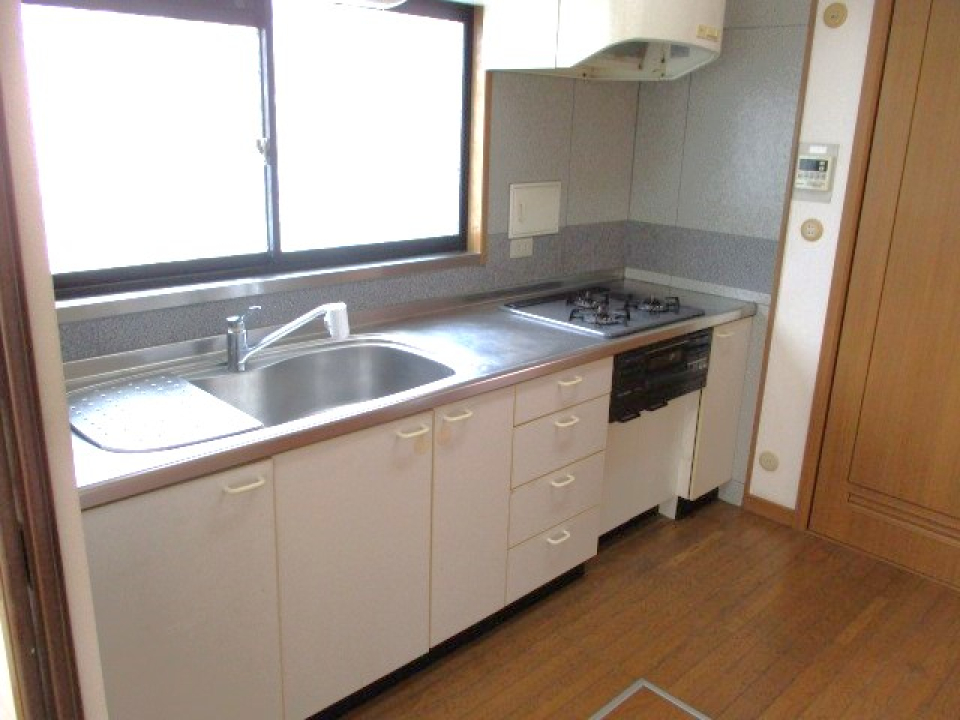 1階4.5帖のキッチンは3口ガスコンロ付き