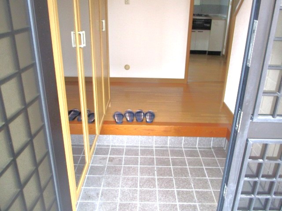 玄関の様子。左手にはシューズボックス