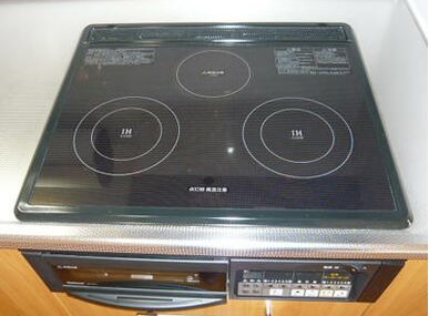 ３口のIHコンロになります。
