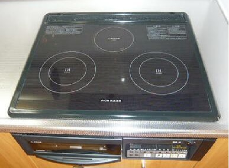 ３口のIHコンロになります。
