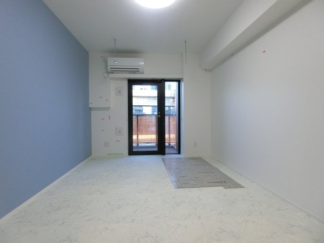 お部屋は南東向きです
同タイプ参考写真（※工事中/キャットウォーク設置前）